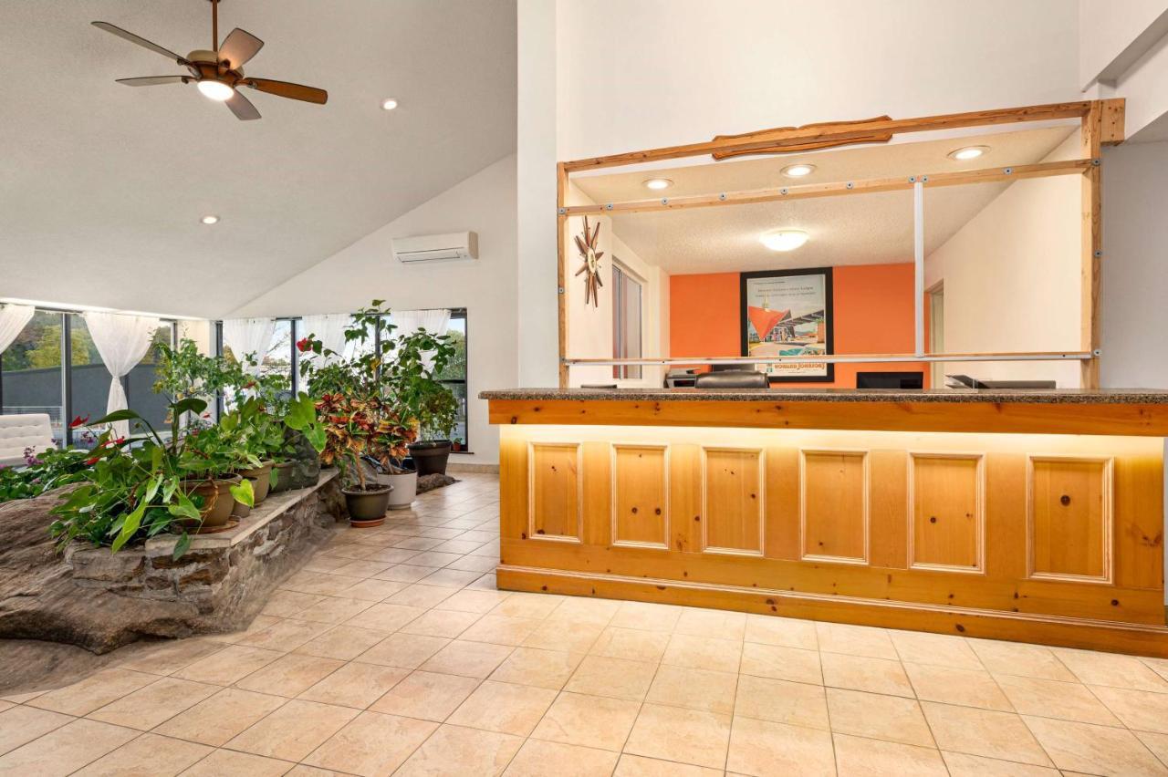 Howard Johnson By Wyndham Gravenhurst Extérieur photo