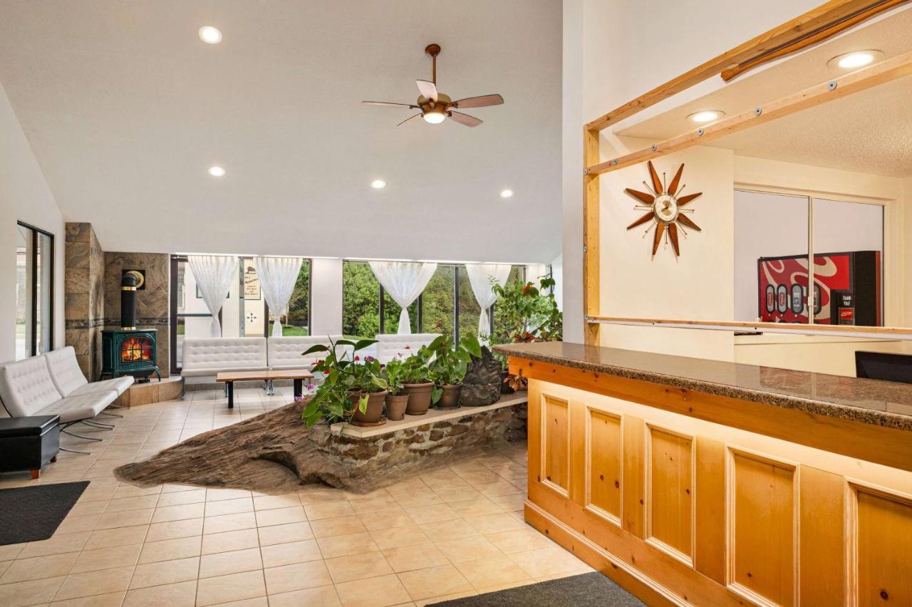 Howard Johnson By Wyndham Gravenhurst Extérieur photo