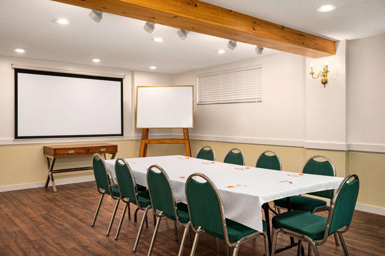 Howard Johnson By Wyndham Gravenhurst Extérieur photo