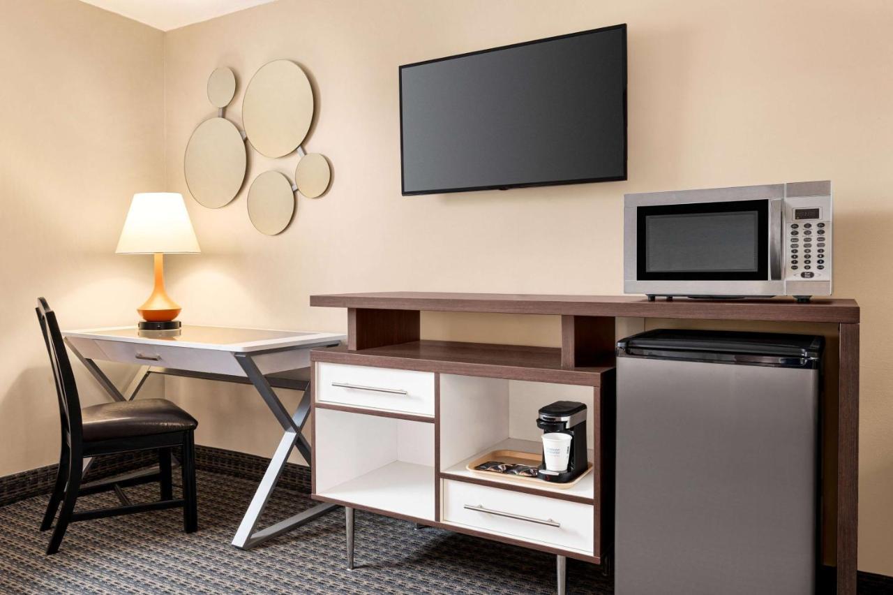 Howard Johnson By Wyndham Gravenhurst Extérieur photo