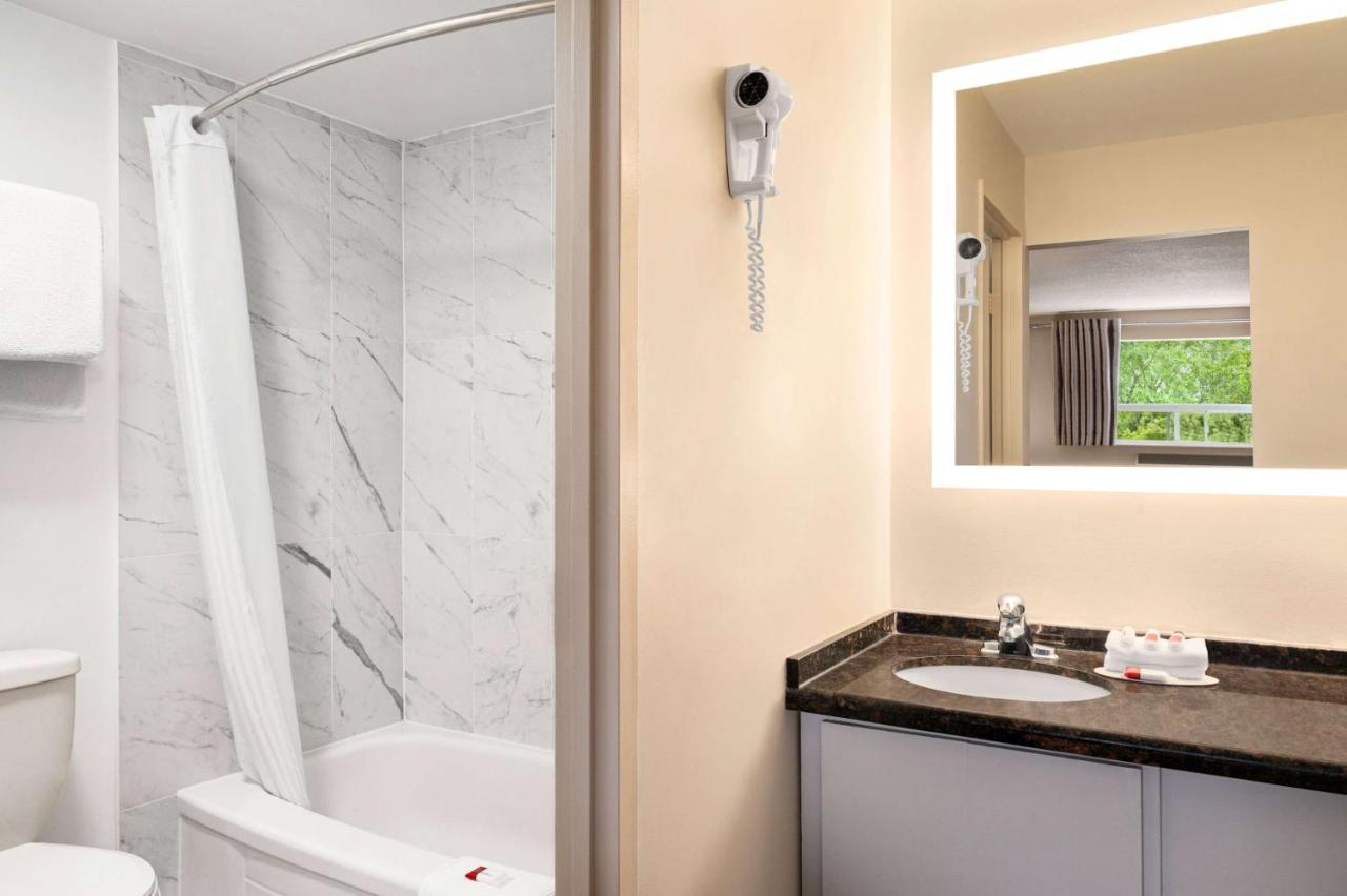 Howard Johnson By Wyndham Gravenhurst Extérieur photo
