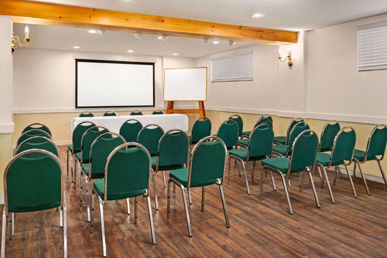 Howard Johnson By Wyndham Gravenhurst Extérieur photo
